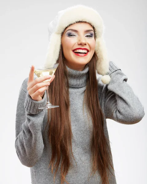 Mulher Feliz Vestindo Roupas Quentes Segurando Vidro Com Coquetel Álcool — Fotografia de Stock