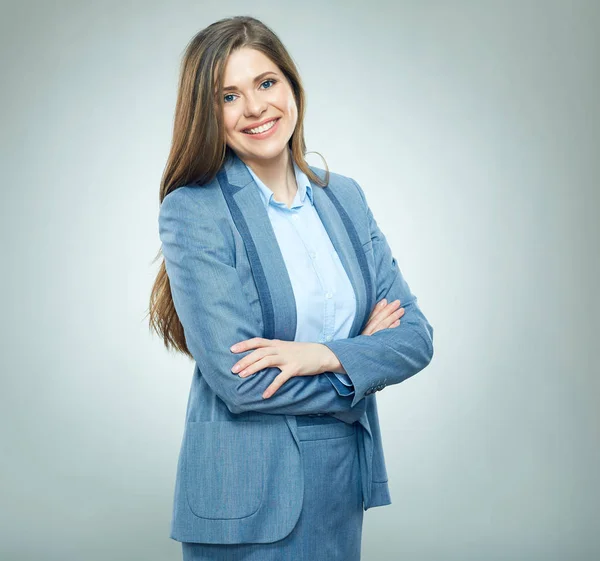 Retrato Empresária Bem Sucedida Vestindo Terno Posando Com Braços Cruzados — Fotografia de Stock