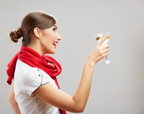 Leende unga womanportrait med cocktail glas klädd svart dr — Stockfoto