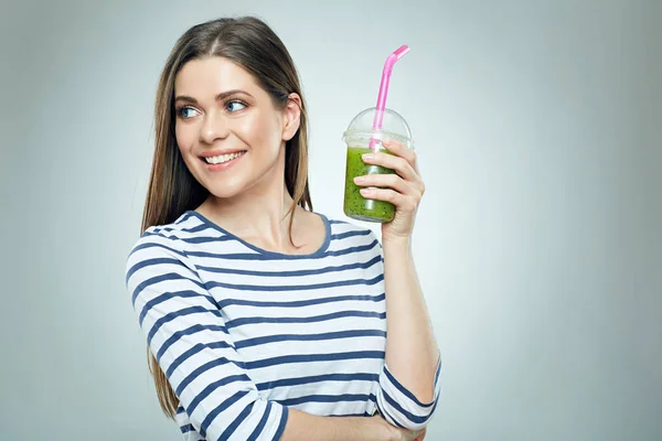 Mujer Sonriente Vestida Con Ropa Casual Sosteniendo Bebida Desintoxicante Verde —  Fotos de Stock