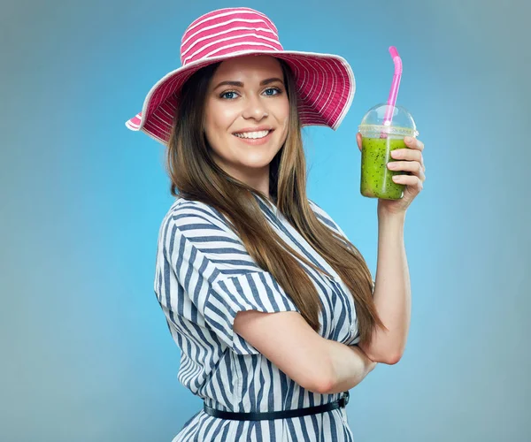 Mulher Sorrindo Vestindo Vestido Listrado Chapéu Verão Grande Segurando Bebida — Fotografia de Stock