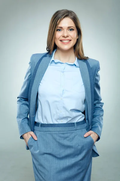 Porträtt Framgångsrik Affärskvinna Bär Kostym Poserar Ljus Bakgrund — Stockfoto