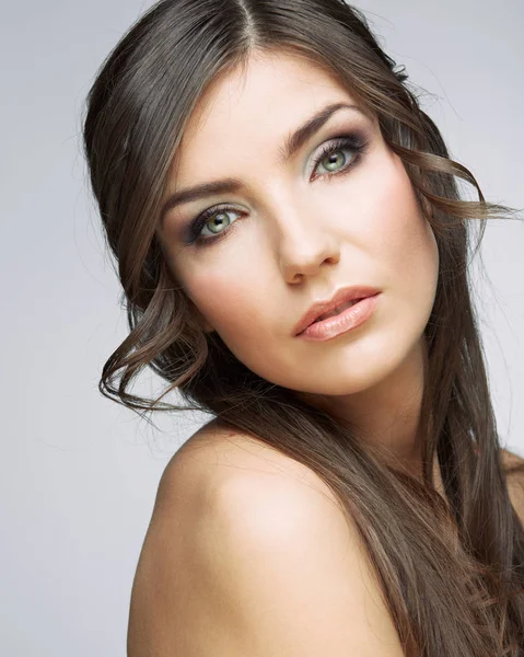 Portret Pięknej Kobiety Stilish Makijaż Patrząc Kamery Studio Szary Tło — Zdjęcie stockowe