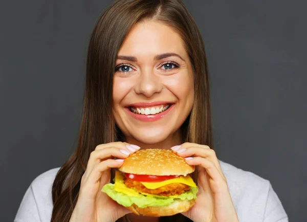 Portret Van Hongerige Zakenvrouw Blauw Shirt Bedrijf Hamburger Grijze Achtergrond — Stockfoto