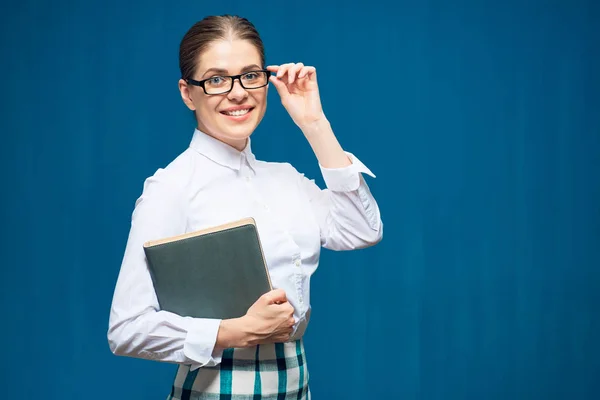 Accountant Zakenvrouw Dragen Brillen Houden Boek Blauwe Achtergrond — Stockfoto