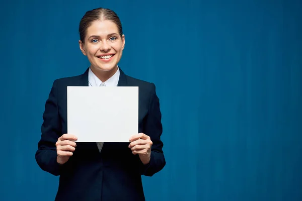 Leende affärskvinna hålla tecken kort. — Stockfoto