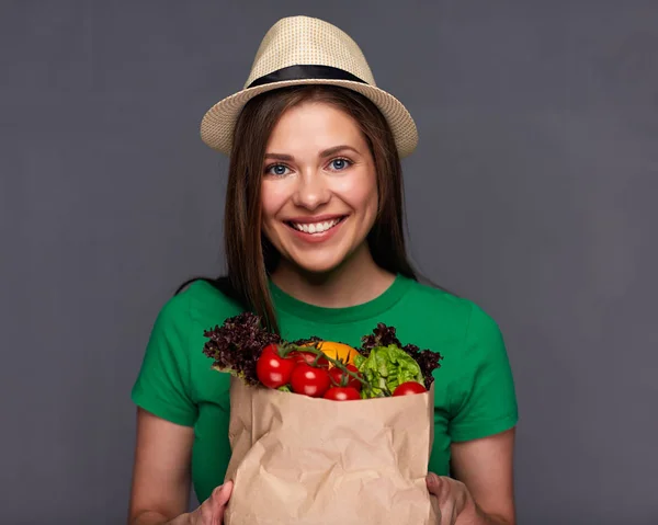 Porträtt av leende kvinna som håller vegansk mat — Stockfoto