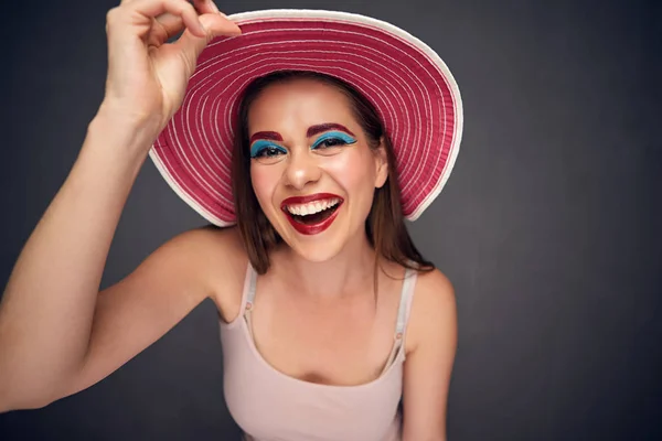 Verrückte Schönheit Modeporträt Der Lachenden Frau Mit Rotem Sommerhut — Stockfoto