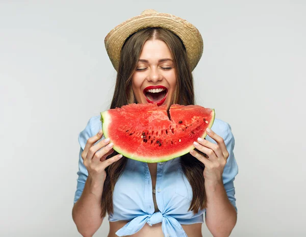 スイカを食べるメキシコの帽子で美しい女性 — ストック写真