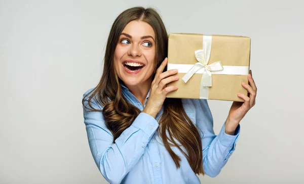 Feliz mujer de negocios sosteniendo caja de regalo . —  Fotos de Stock