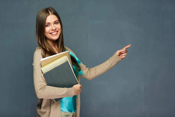 Diente sonriente chica estudiante sosteniendo libros — Foto de Stock