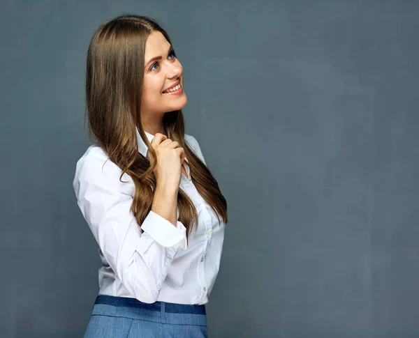 Mujer de negocios vistiendo camisa blanca mirando lado — Foto de Stock