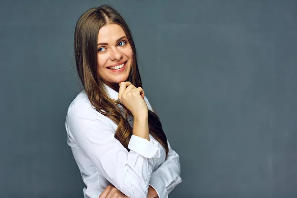 Mujer de negocios vistiendo camisa blanca mirando lado —  Fotos de Stock