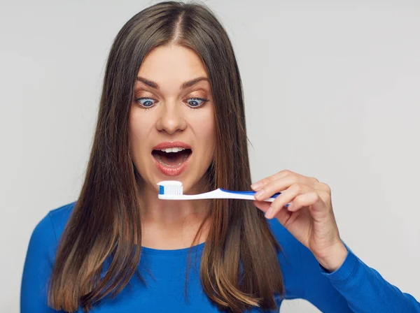 Gros plan portrait jeune femme avec brosse à dents . — Photo