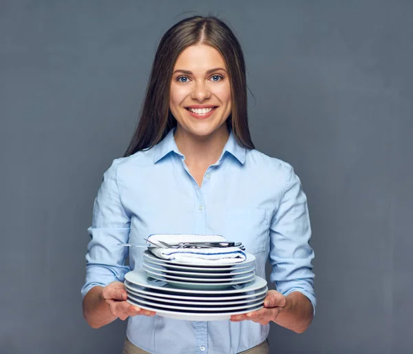Mulher sorrindo segurando pilha de placa com kife e garfo — Fotografia de Stock