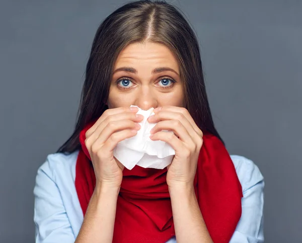 Allergieën of griep ziekte vrouw met papier weefsel — Stockfoto