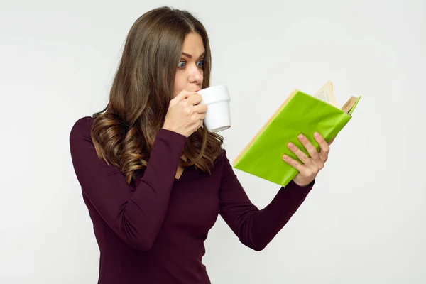 Chocado Surpreendido Mulher Segurando Livro Beber Café Examina Conceito — Fotografia de Stock