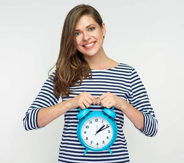 Lachende Vrouw Dragen Gestreepte Shirt Houden Grote Wekker — Stockfoto