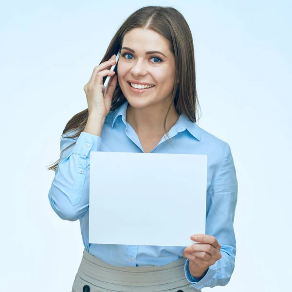 Zakenvrouw Gebruikend Smartphone Houden Witte Spandoek — Stockfoto