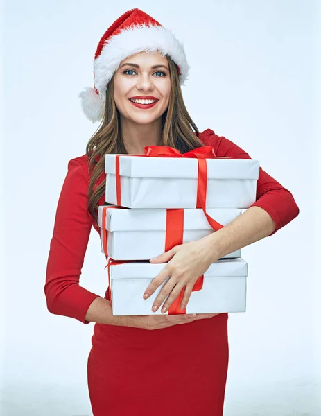 Lachende Vrouw Rode Jurk Dragen Kerstmuts Holding Kerstcadeaus — Stockfoto