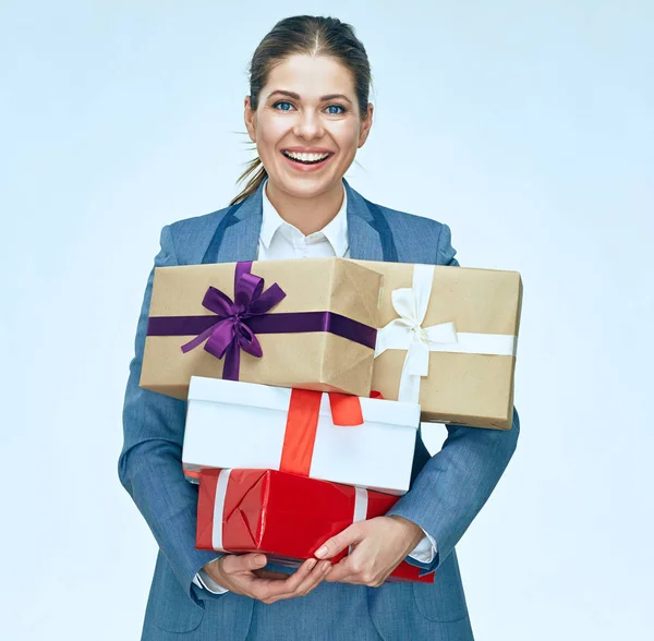 Lächelnde Geschäftsfrau Anzug Mit Geschenkschachteln — Stockfoto