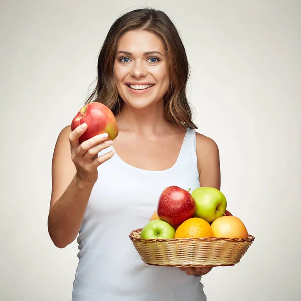 Obstdiät für junge gesunde Frau mit Äpfeln und Zitrusfrüchten. — Stockfoto