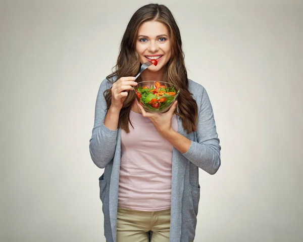 Mulher sorridente a comer salada. retrato de menina bonita — Fotografia de Stock