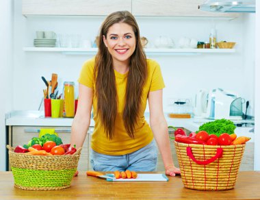 Genç kadın mutfakta yemek yemek, sebze diyet kavramı 
