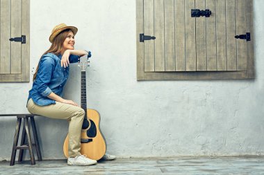 akustik gitar Street bankta oturmuş olan kadın 