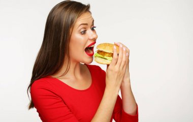 mutlu kadın kırmızı dudaklı beyaz arka plan üzerinde izole burger holding