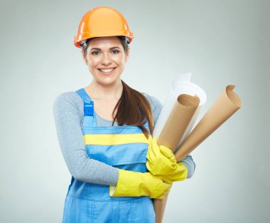 planları gri arka plan üzerinde tutarak gülümseyen kadın mühendis