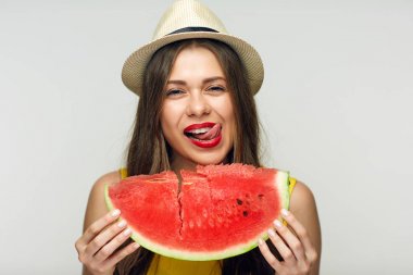 kadın gösteren dil büyük dilim karpuz tutarak dışarı gülümseyen, vitamini kavramı yaz diyet 