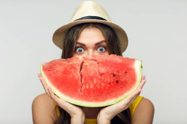 gülümseyen kadın koca dilim karpuz karşı yüz tutan şapkalı