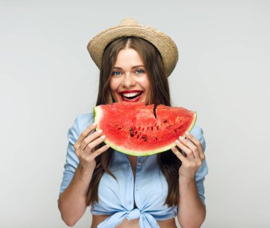 karpuz yeme Meksika şapkalı güzel kadın