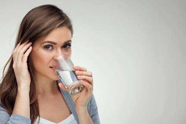 Donna Sorridente Che Beve Acqua Dal Vetro Sfondo Chiaro Primo — Foto Stock