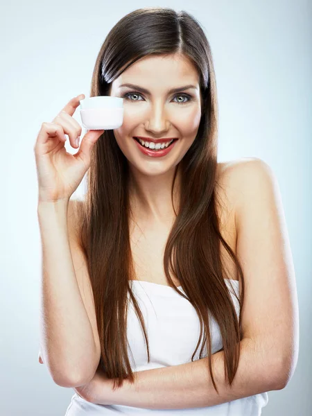 Retrato Mujer Joven Sosteniendo Tarro Con Crema Para Cuidado Piel —  Fotos de Stock