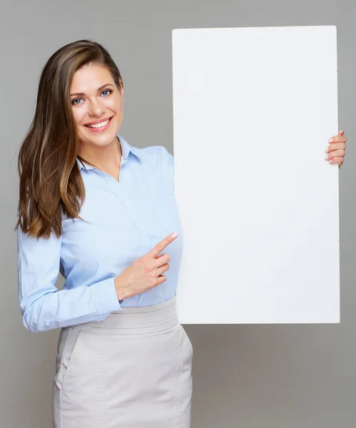 Mujer Negocios Sonriente Sosteniendo Letrero Grande Blanco Señalando Con Dedo — Foto de Stock