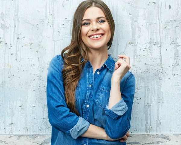 Uśmiechnięta Kobieta Jeans Koszula Stojący Szarym Tle — Zdjęcie stockowe