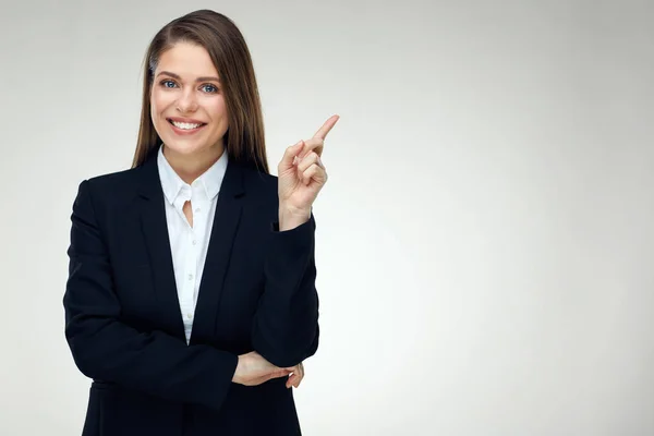Sorrindo Empresária Vestindo Terno Preto Apontando Dedo Para Cima — Fotografia de Stock