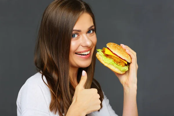 Πορτρέτο Του Ελκυστική Γυναίκα Τρώει Χάμπουργκερ Φαστ Φουντ Και Δείχνει — Φωτογραφία Αρχείου