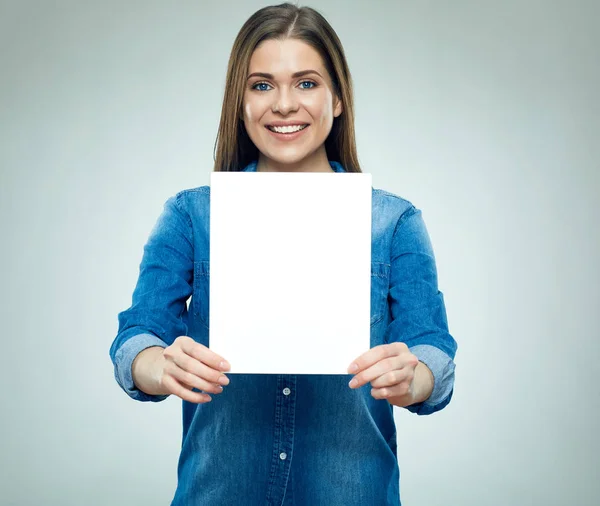 Χαμογελαστό Γυναίκα Τζιν Πουκάμισο Κρατώντας Λευκό Κενό Πινακίδα — Φωτογραφία Αρχείου