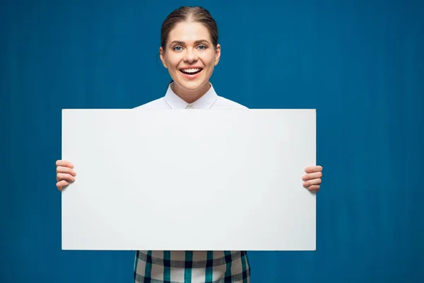 Χαμογελαστή Γυναίκα Φορώντας Άσπρο Πουκάμισο Κρατώντας Διαφημιστική Πινακίδα Μπλε Φόντο — Φωτογραφία Αρχείου