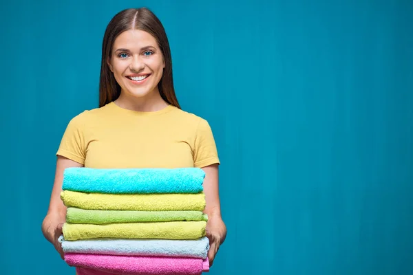 Uśmiechnięta Kobieta Zamkniętymi Oczami Gospodarstwa Kupie Kolorowe Ręczniki Tle Niebieski — Zdjęcie stockowe