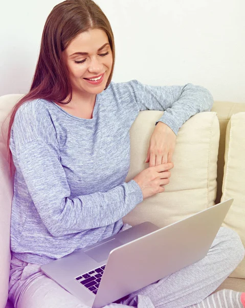 Donna Sorridente Seduta Sul Divano Con Laptop — Foto Stock