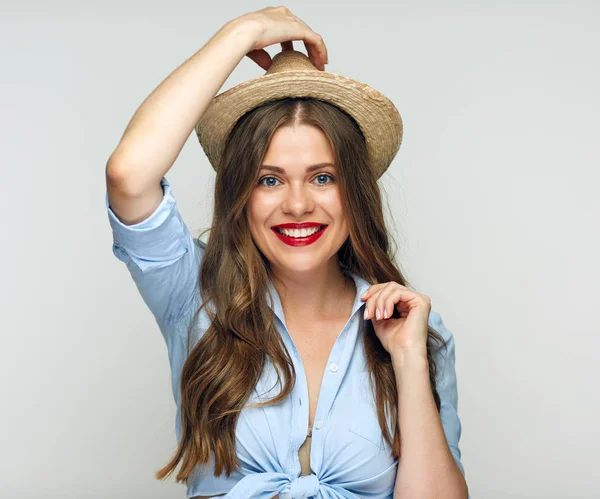 Портрет Улыбающейся Привлекательной Женщины Трогающей Мексиканскую Шляпу Позирующей Белом Фоне — стоковое фото