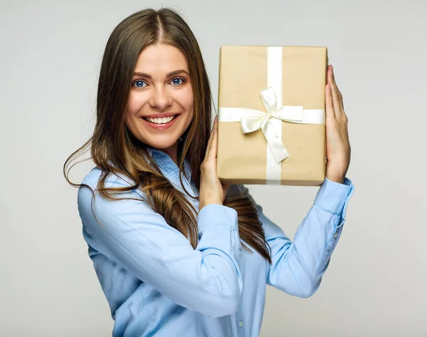 Leende Affärskvinna Håller Papper Presentbox — Stockfoto