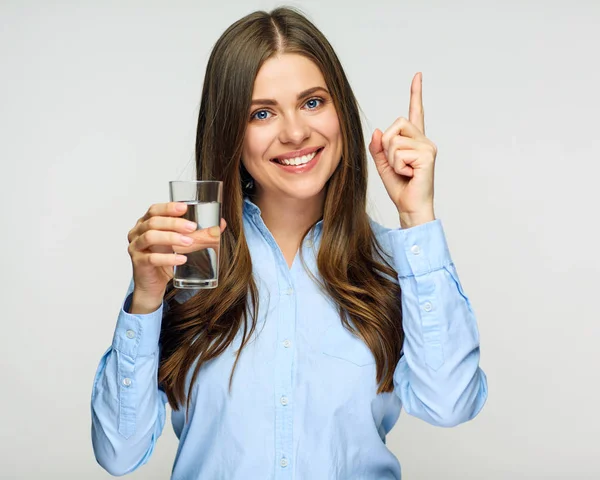 ビジネスの女性の水のガラスを押しながら指を上向き — ストック写真