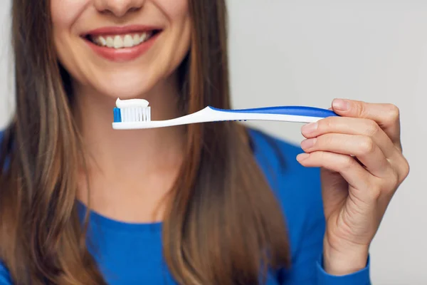 Portret Van Toothy Lachende Vrouw Met Tandenborstel Lichte Achtergrond Close — Stockfoto