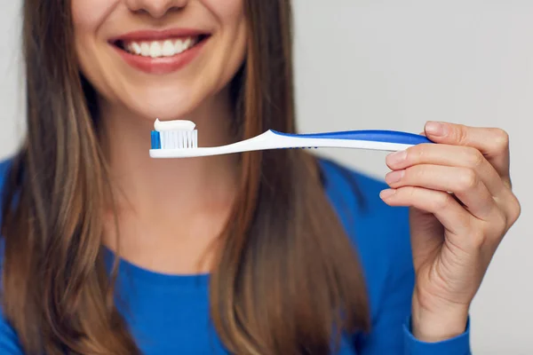 Portret Van Toothy Lachende Vrouw Met Tandenborstel Lichte Achtergrond Close — Stockfoto