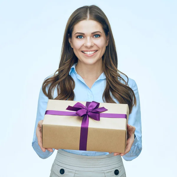 Sonriente Mujer Negocios Sosteniendo Caja Regalo Papel —  Fotos de Stock